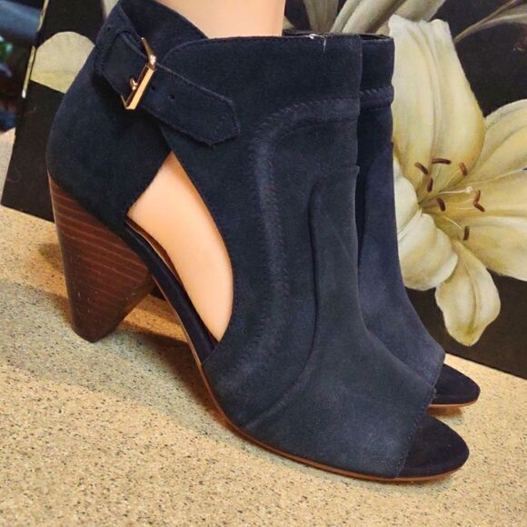 👍 Vince Camuto Blue Suede Does size 7.5.  A12 - Picture 1 of 7